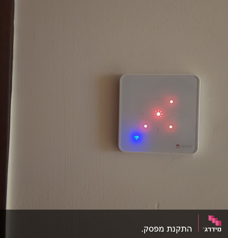 מתג חשמלי עם נורות לד על קיר